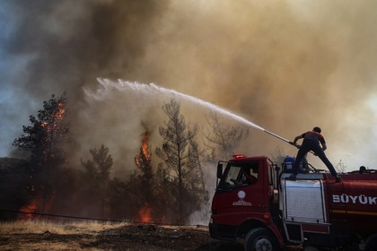 Продължават усилията за овладяване на пожарите в Турция